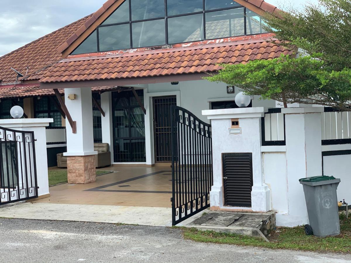 Villaparadise Homestay Batu Pahat Esterno foto